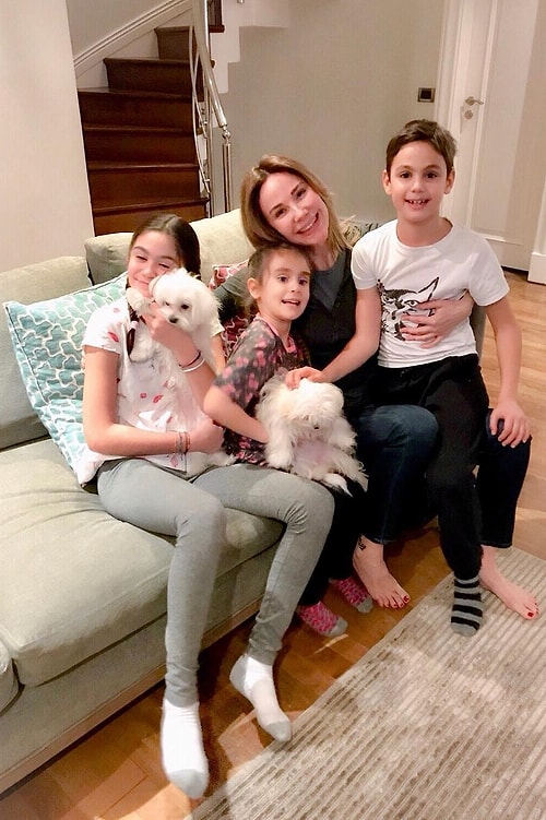 Demet Şener'in çocukları İrem Kutluay ve Ömer Kutluay.