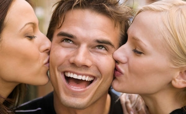 3. Поцелуй в щеку