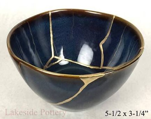Kintsugi ya da kusurdaki güzelliği görme bilgeliği ya da kırılan eşyaları değerli madenlerle tamir etme sanatı.