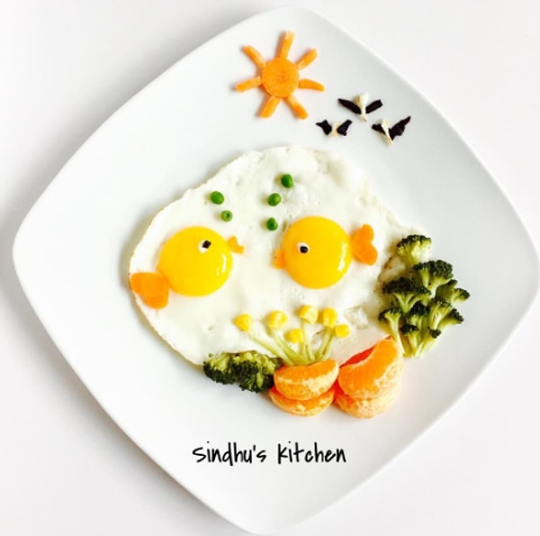 24. Синху подала отличную идею всем мамам, как сделать прием пищи веселым для своих детей. Кроме того, благодаря таким тарелочкам ребенок может с интересом изучать цифры, буквы и, к примеру, праздники в нашей стране.