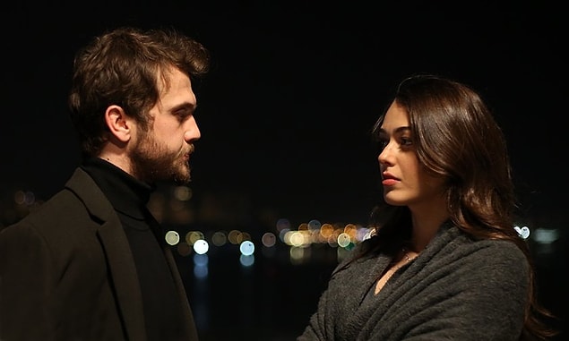 Yamaç Sena'ya bu kadar şeyi nereden bildiğini ve geçmişteki Paşa olayının kilidini sordu. Sena yine bildiğini okudu ve hiçbir şey söylemedi Yamaç'a. Ama konuşulanları duyan arkadaşı Sena'dan gizli Yamaç'a o ismi verdi.