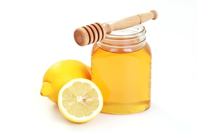 3. Işıltı elde etmek için bal ve limon maskesi