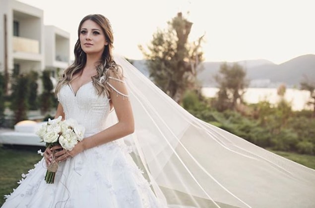 Gizem Karaca, geçtiğimiz aylarda iş adamı sevgilisi Kemal Ekmekçi ile evlendi ve gelinliği de çok konuşuldu.
