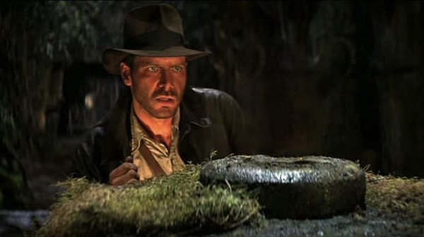 3. На что так внимательно смотрел "Индиана Джонс: В поисках утраченного ковчега"?