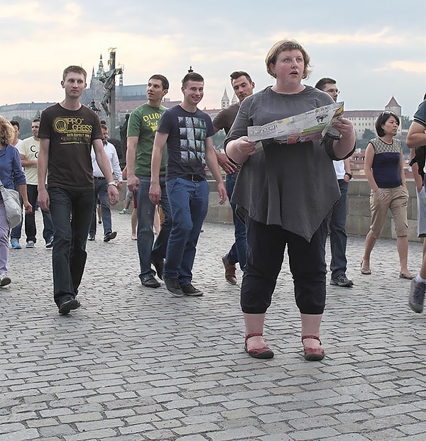 13. Многие пользователи интернета отмечают, что прохожие оборачиваются и бросают взгляд необязательно из-за желания осудить: возможно их просто привлекла камера на штативе.