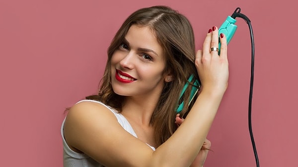 8. Выпрямлять утюжком влажные волосы