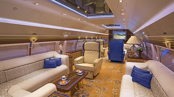 А ему, Нику, как раз-таки предоставлена возможность фотографировать всю эту красоту, поскольку это его профессия.