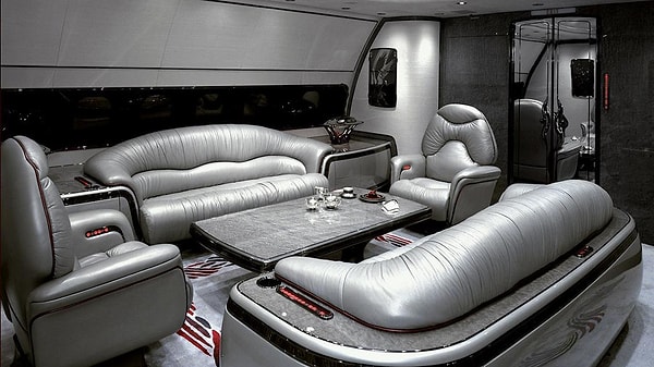 "Не скрою, что эта работа привлекла меня высокой оплатой. Лучше снять пару самолетов, чем за те же деньги миллион свадеб"