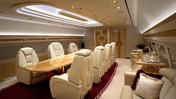 "Из всех, с кем я работал, самым славным был Том Круз. Его самолеты делают мои клиенты, и всякий раз когда он сам приходит, непременно спрашивает, как у меня дела, и говорит, что рад меня видеть".