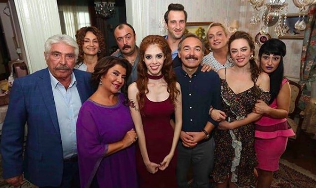 Zorunlu olarak seks işçiliği yapan arkadaşlarının desteği ve maddi yardımlarıyla bugünlere geldiğini sık sık ifade eden ünlü oyuncu, Aile Arasında filminde canlandırdığı Behiye karakteriyle gönüllere taht kurdu ve adeta yıldızını parlattı.