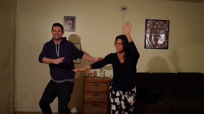 Mükemmel be Mükemmel! Komşularından Evine Gelerek Birlikte Dans Etmelerini İsteyen Adam