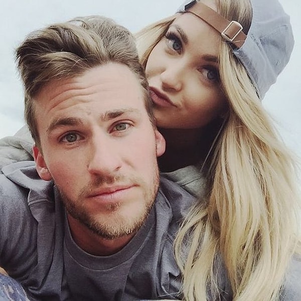 8. "Есть ли неловкие паузы в разговоре или она берет инициативу на себя"