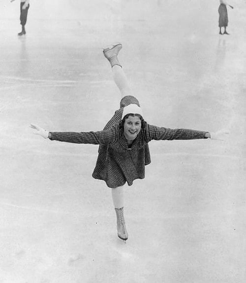 Kış olimpiyatları tarihinin en geç atleti 11 yaşındaki İngiliz artistik patinajcı Cecilia Colledge oldu.