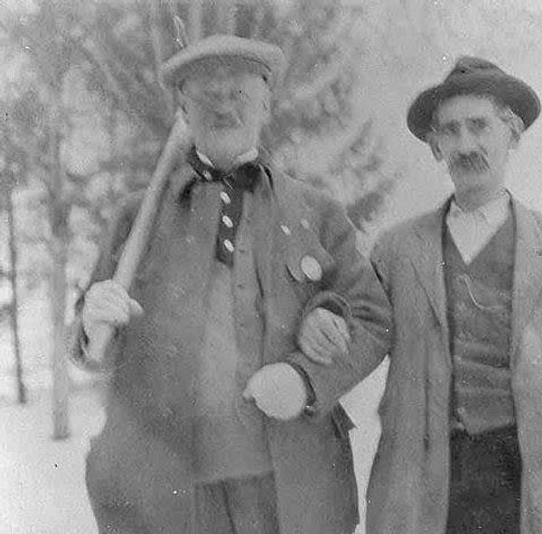 15. En yaşlı oyuncu ise curling atleti İsveç temsilcisi 58 yaşındaki Carl August Kronlund (solda) oldu. 1924 olimpiyatlarında müsabakaya katılmıştı.