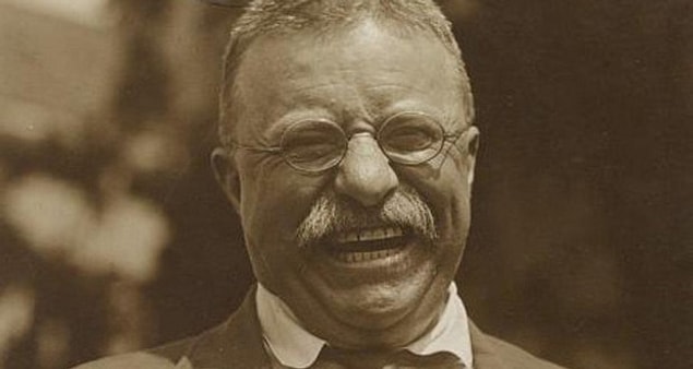 9. Teddy Roosevelt'e henüz küçük bir çocukken, ağır astım hastalığına iyi gelmesi için doktorlar tarafından viski ve puro içmesi söylendi.