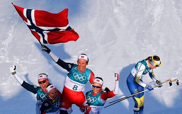 23. Kış Olimpiyatları'nda 14 altın, 14 gümüş ve 11 bronz madalya kazanan Norveç, madalya tablosunu zirvede tamamladı.