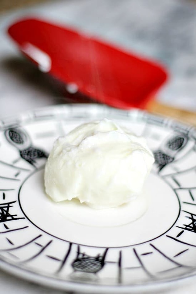 3. Hızlıca poşe yumurta yapmak için yumurtayı bir fincanın içinde mikrodalgaya atın.