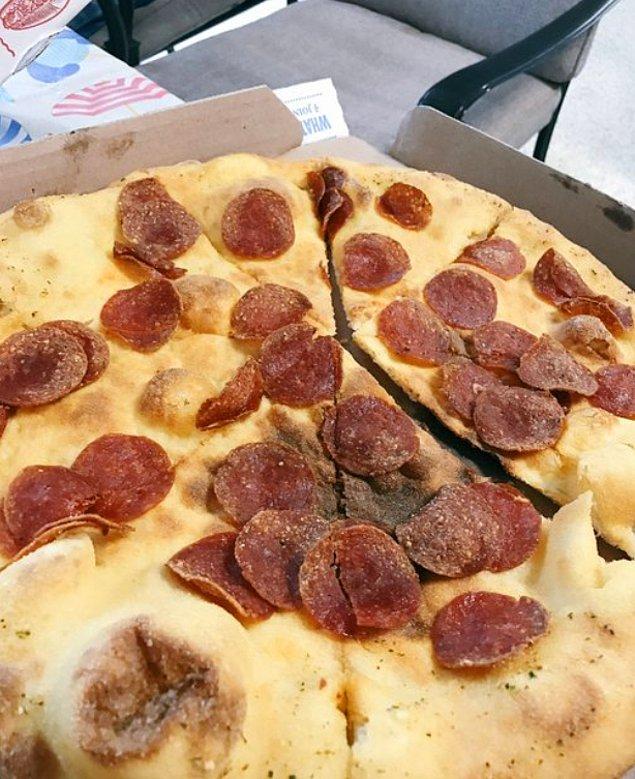 2. Pizza siparişi verirken telefon uygulamasını ilk kez kullanan bir anne, sos ve peynir eklemeyi unutmuş pizzaya.