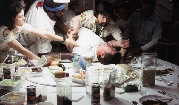 8. «Чужой», 1979, — Вероника Картрайт упала в настоящий обморок во время съемок одной из сцен
