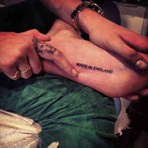 6. Кара Делевинь и её тату  'Made in England' (Сделано в Англии)