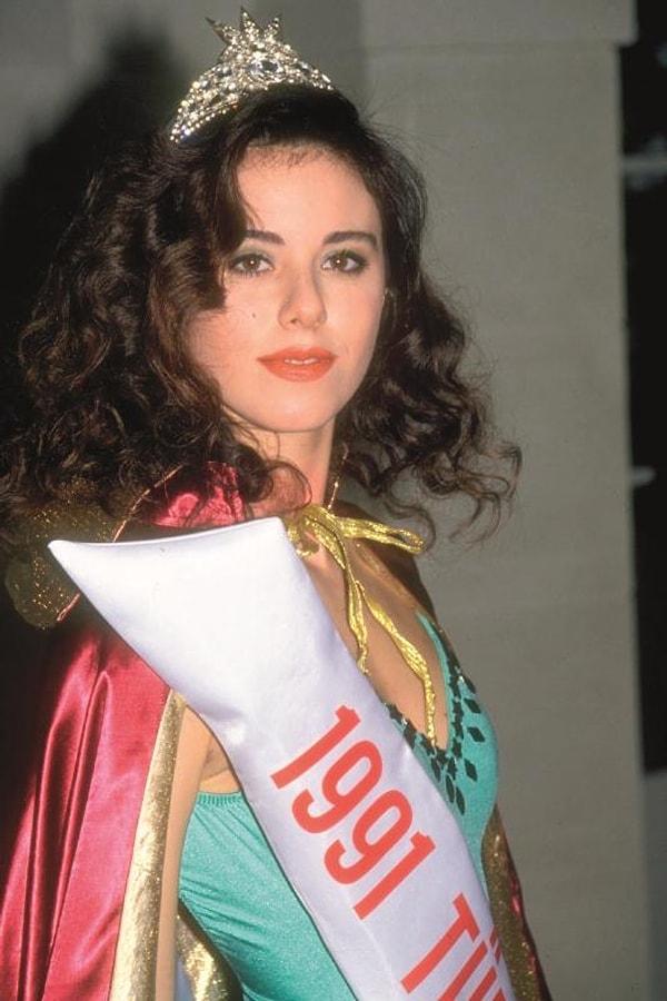1. 1991 yılında, Türkiye Güzellik Yarışması'nda 3. olarak adını duyurmayı başardı Defne Samyeli.