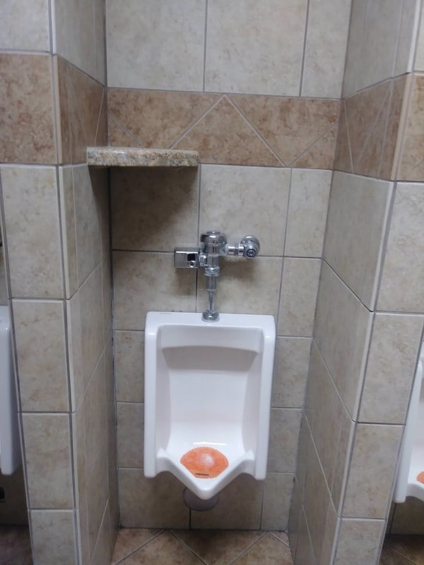 6. Видели когда-нибудь такую полочку в туалете? Наверняка нет. Удобно? Да. Гигиенично? Вряд ли...