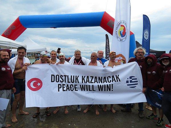Elbette ki katılanlar sadece Türk değildi... Pek çok milletten yüzücü sırf bu etkinlik için Datça'ya gelmişti. Özellikle de biricik komşumuz Yunanlar!