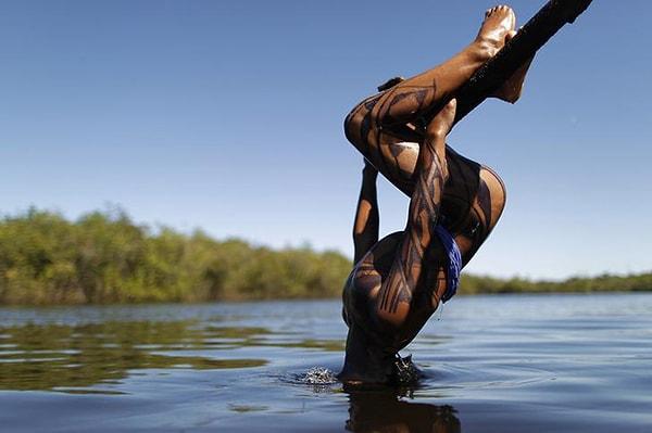11. Brezilyalı Yawalapiti kabilesinin bir üyesi suya dalış yapıyor.