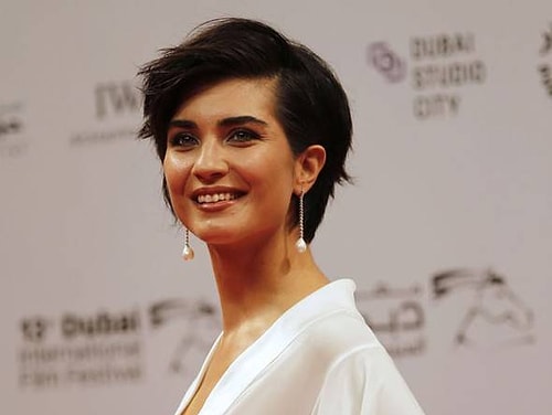 Tuba Büyüküstün güzeller güzeli upuzun saçlarını bir anda kısacık kestirerek müthiş bir cesaret örneği göstermişti.