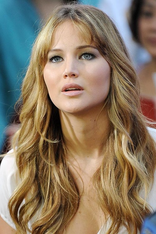 Hemen hemen aynı tonlarda görsek de (bir dönem koyulaştırmıştı), cesaretini bir anda toplayamasa da yavaş yavaş değişime giden Jennifer Lawrence size ilham olabilir!