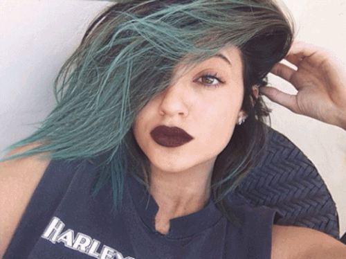 Kylie Jenner saç konusunda yeniliğe en açık ünlü olarak, tarihin tozlu sayfalarında yerini almaya hak kazanacak muhtemelen.