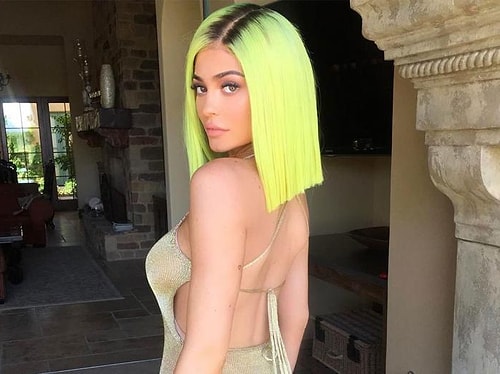 Kylie Jenner saç konusunda yeniliğe en açık ünlü olarak, tarihin tozlu sayfalarında yerini almaya hak kazanacak muhtemelen.