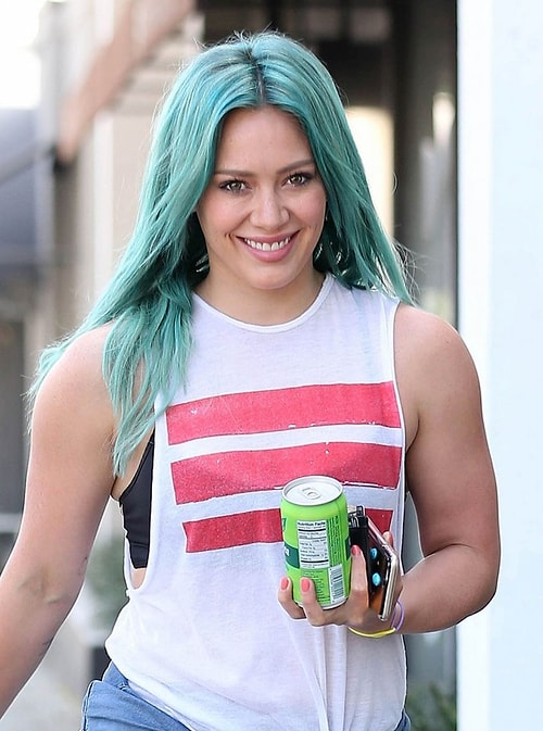 Sarışın olarak tanıdığımız Hilary Duff saç stilinden çok renklerinde devrim yapmaktan hoşlanıyor. Onu her an başka bir canlı renkli saçta görmek mümkün!