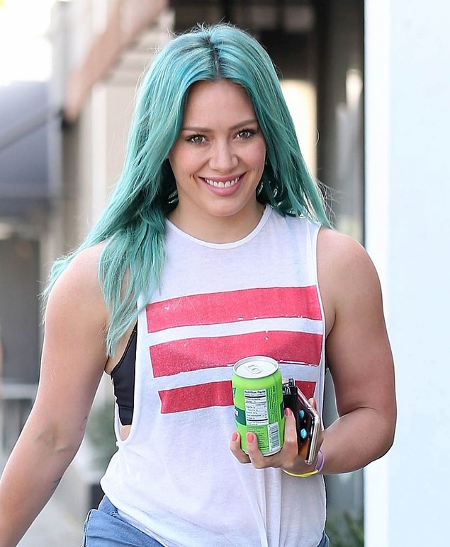 11. Sarışın olarak tanıdığımız Hilary Duff saç stilinden çok renklerinde devrim yapmaktan hoşlanıyor. Onu her an başka bir canlı renkli saçta görmek mümkün!