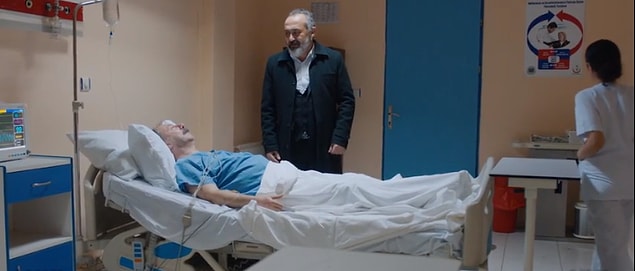Paşa ise geçen hafta kalp krizi geçirmişti. Onu hastaneye kaldırmışlar. Şu anda Paşa'nın tek istediği şey bir an evvel İdris ile konuşmak.