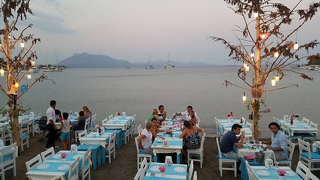 Elbette bu kadar rekabetten sonra biraz gevşemek de haklarıydı... En hırslı sporcu bile Maradona'nın bu huzur verici meyhanesinde pamuk gibi olur!