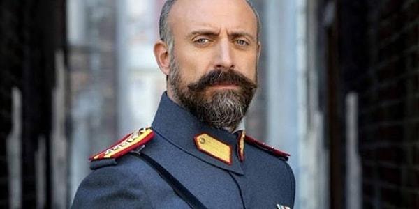 Halit Ergenç, yine bir dönem dizisi olan Vatanım Sensin'de Cevdet Albay rolü ile karşımıza çıktı.