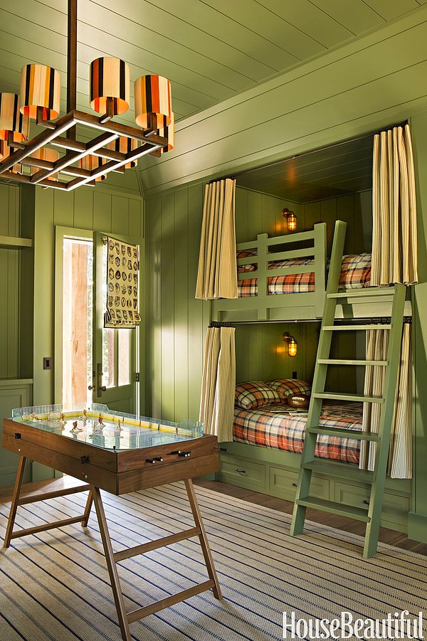 10. Ahşap iç mekanlar için birebir yeşil yatak odası
