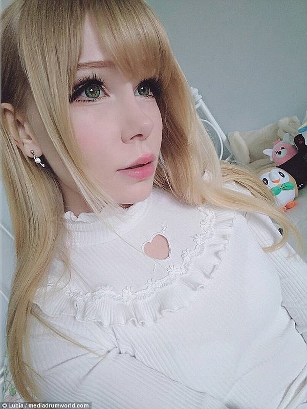 3. Для полноты образа девушка носит цветные линзы, которые делают ее глаза похожими на глаза-бусины у кукол.