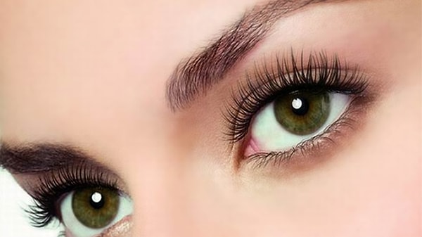 9. Касторовое масло поможет сделать реснички и брови гуще
