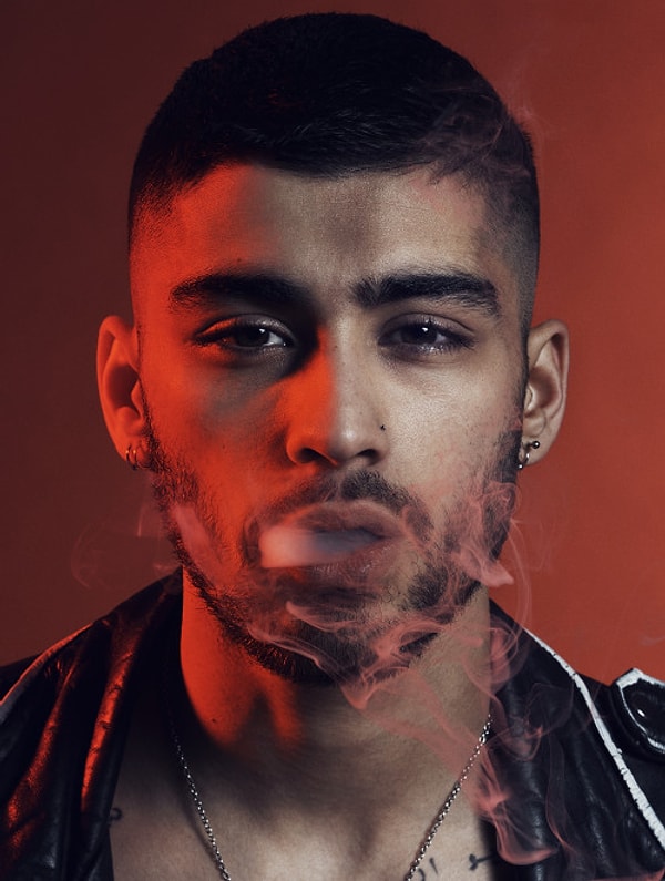 3. Зейн Малик прямо как мартышка и очки - не знает куда себя деть от скуки. То волосы покрасит, то прическу поменяет. Такой вот он "разнообразный".