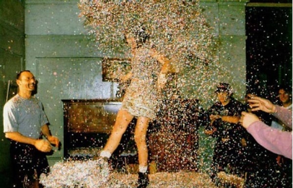 9. Жан Рено с наслаждением смотрит, как молодая Натали Портман прыгает на кровати во время съемок «Леона» 😌