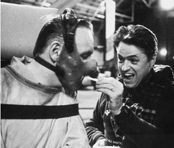 12. «Молчание ягнят». Режиссер кормит Ганнибала Лектера во время перерыва 😋