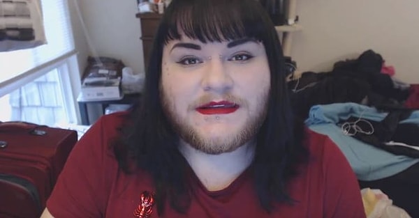 6. На протяжении этих двух месяцев она поняла, что зачит быть бородатой женщиной в обществе на сегодняшний день. Девушка утверждает, что большинство людей не могут не обращать внимание на её синдром, но есть и много тех, кто остаётся невероятно позитивным и проявляет огромную поддержку.