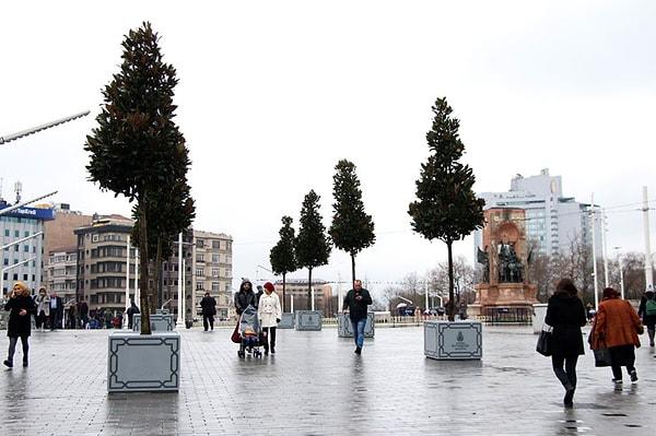 Bugün 'merakla beklenen' beton saksılar Taksim Meydanı ve İstiklal Caddesi'ndeki yerlerini aldı.