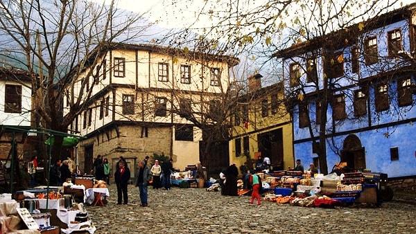 7. Kınalı Kar'la beraber hayatımıza giren Cumalıkızık Köyü de dizi ile meşhur olan yerlerden bir tanesi. Sırf burayı görmek için bile Bursa'ya gidenler var.