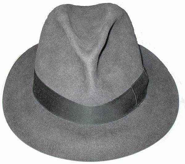 11. Filmde bir statü sembolü olarak gösterilen ve erki temsil eden "lengeli fötür şapka" tanımındaki "Lenger" farsça bir kelime.