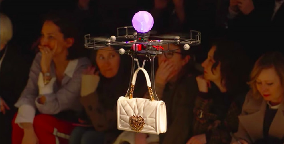 Беспилотники вместо моделей: Показ сумок Dolce & Gabbana прошел при помощи дронов!