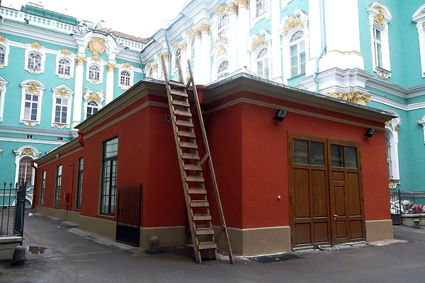 8. В 1911 году во внутреннем дворике Эрмитажа была сооружена специальная постройка для личного транспорта Николая II. Что это был за транспорт?