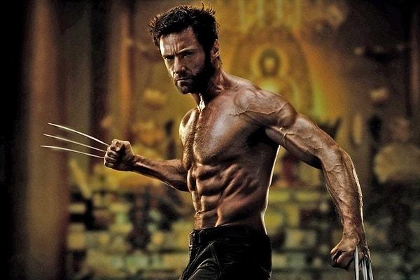 14. Hugh Jackman, Wolverine'i oynarken çekimlerden önce her sabah buz gibi suda duş alırmış. Bu da onu sinirlendirir ve karakterinin moduna girmesini sağlarmış.